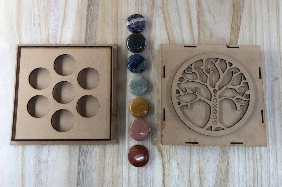 Pack rodados planos chakras con caja madera Pack rodados planos chakras con caja madera